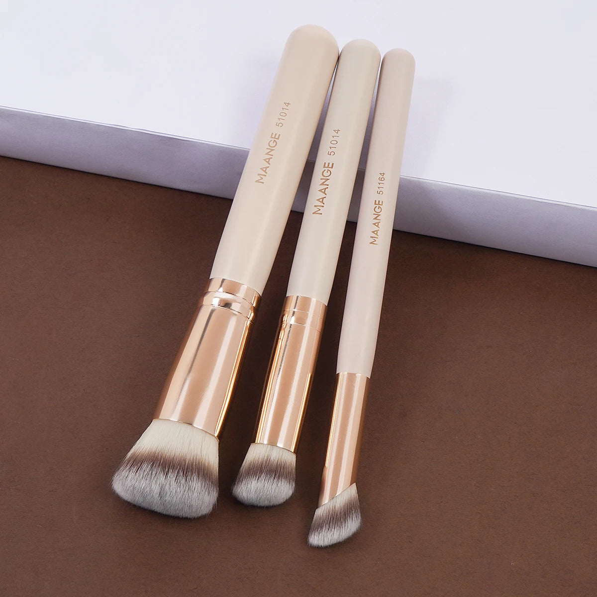 Maange 3Pcs Makeup Brushes + 2Pcs Triangle Powder Puff Set